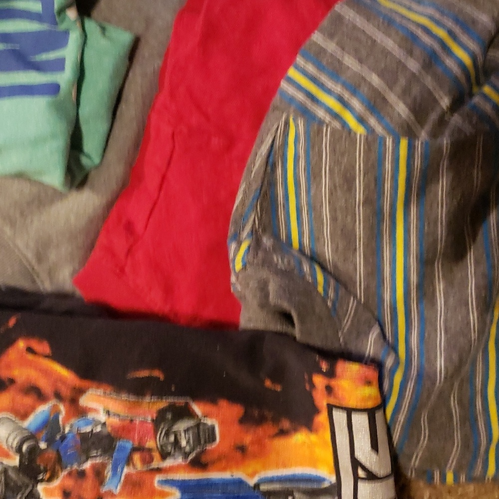 Lot of 10 boys size 4/5 shirts. - Picture 8 of 10